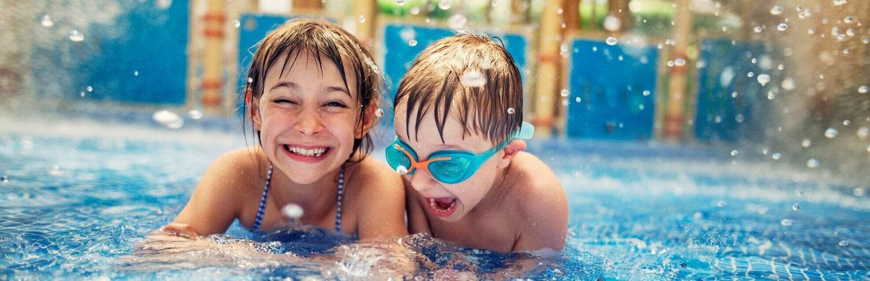 Kinder im Schwimmbecken